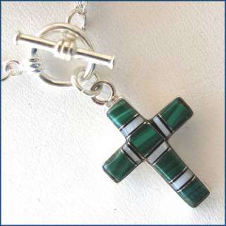 This beautiful sterling silver toggle necklace features a malachite 