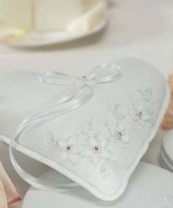and accommodates 1000 names heart shaped pen is wrapped in satin has 