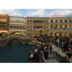  Venetian Hotel Complete with Gondaliers and a Recreated Venice, Las 