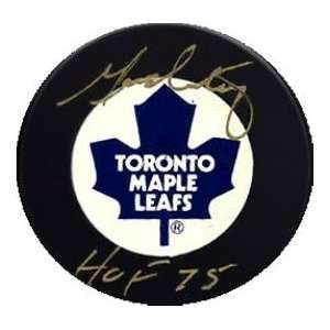  George Armstrong autographed Hockey Puck (Toronto Maple 
