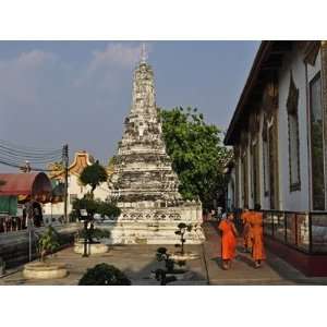  Stupa (Chedi) and Monks, Wat Phanan Choeng, Ayutthaya 