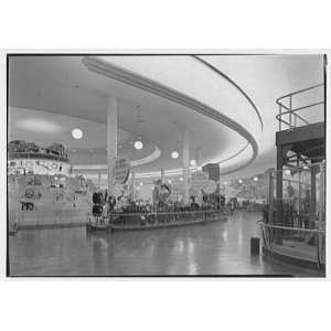 Photo Worlds Fair, Ford Motor Building. Large circular exhibit room 