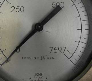 This attractive vintage hydraulic pressure gauge has inner graduations 