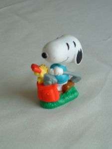 PEANUTS SNOOPY AND WOODSTOCK PLAYING GOLF  